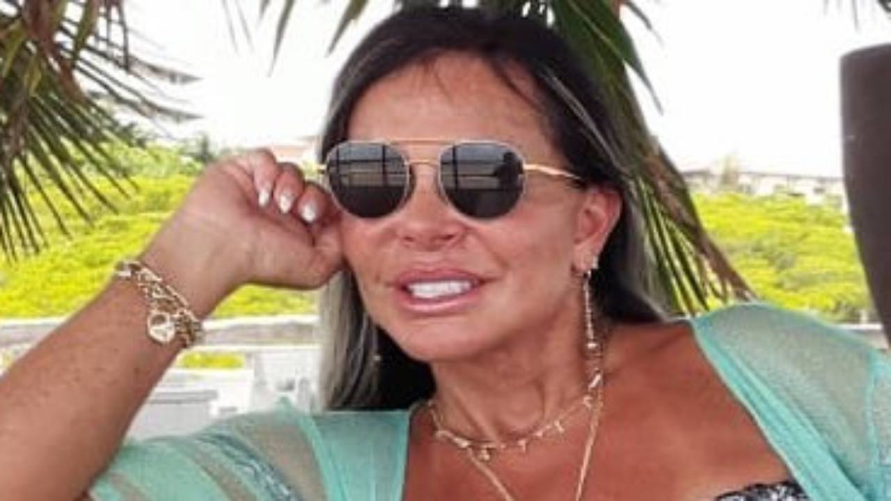 Aos 61 anos, Gretchen quebra a internet ao posar só de biquíni e ostentar corpão curvilíneo: “Sereia”