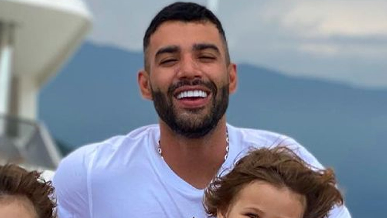 Gusttavo Lima compartilha momento paizão em passeio luxuoso de barco com os filhos: “Família linda”