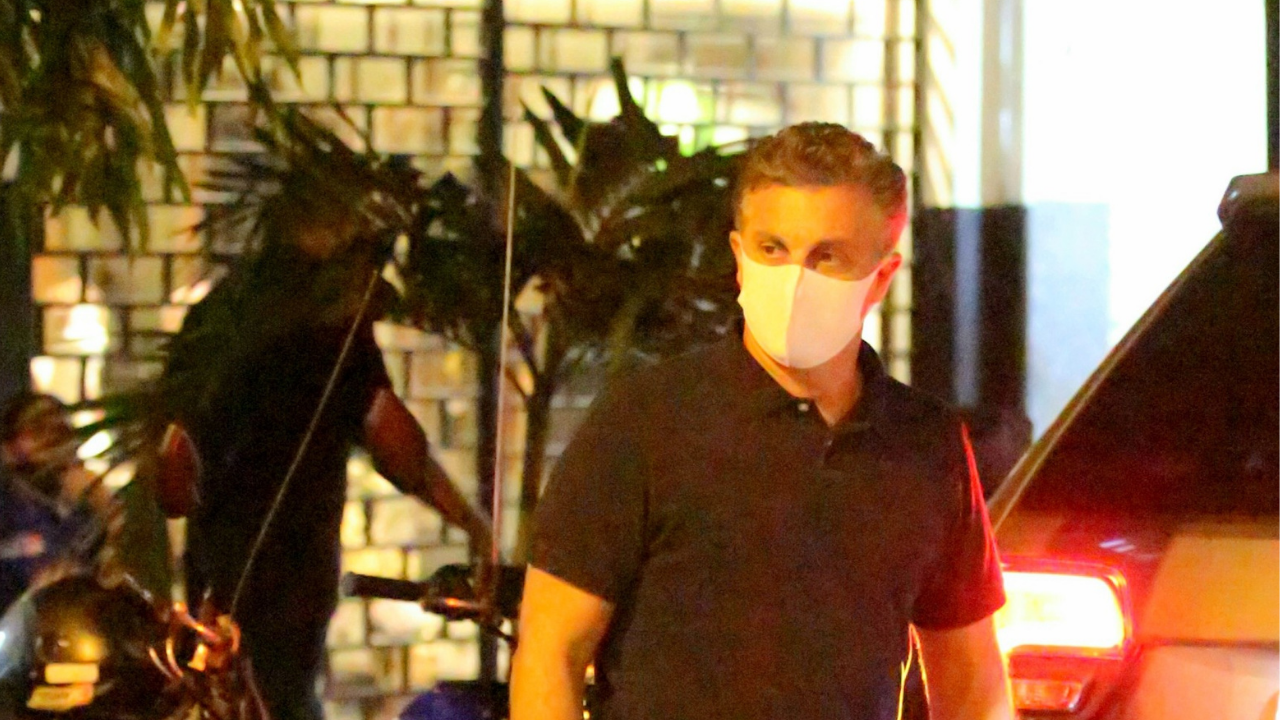 Sem Angélica, Luciano Huck é flagrado jantando com amigos em restaurante badalado no Rio; veja fotos