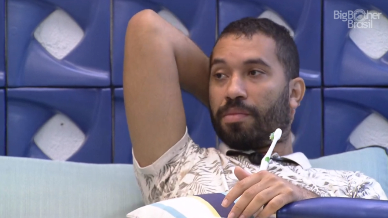 BBB21: Após DR com Carla Diaz, Gilberto lamenta sozinho: ”Só me lasco”