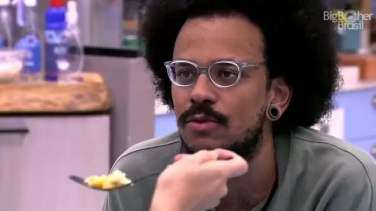 BBB21: João Luiz se revolta com a falta de higiene no banheiro: ”Passam perfume e não pegam papel de bost*”