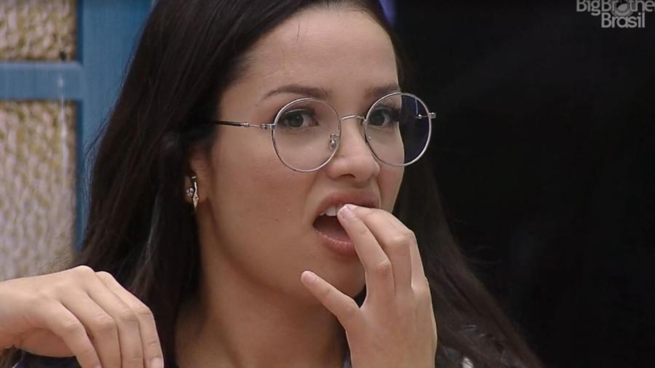 BBB21: Juliette quebra dente comendo pão e engole pedaço: ”Pão assassino”