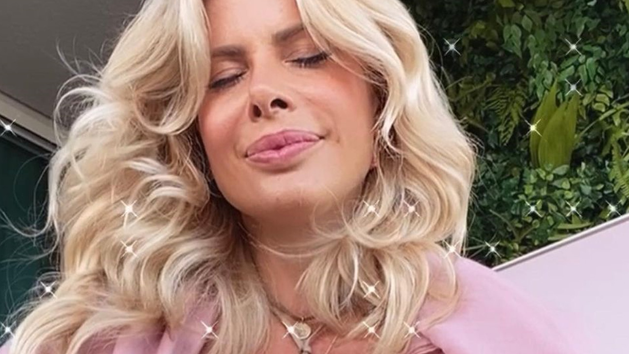 Karina Bacchi posa com teste de gravidez e gera comoção: “Tive um treco”