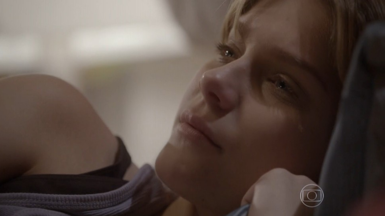 Malhação-Sonhos: Karina chora ao escutar detalhes da primeira vez de Bianca e Duca