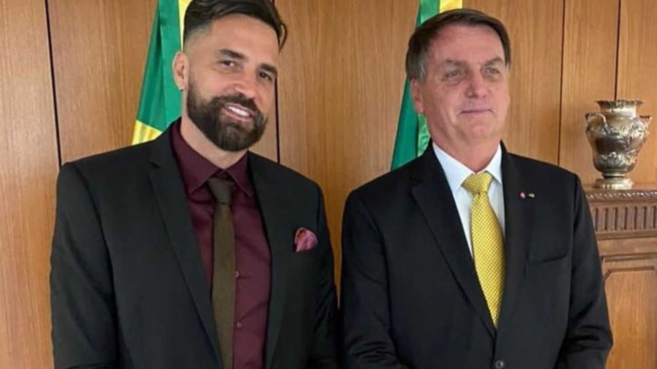 Em dia quente em Brasília, presidente Bolsonaro recebe Latino em seu gabinete: “Meu Brasil é verde e amarelo”