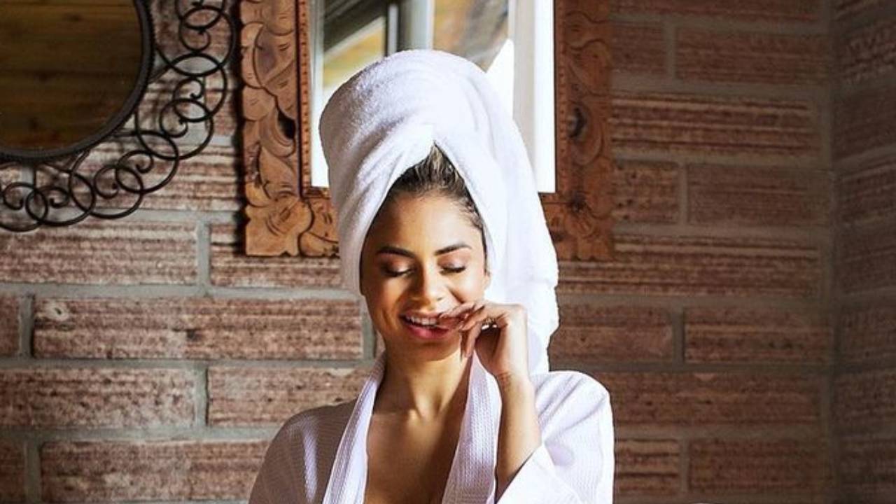 Só de roupão, Lexa esbanja sensualidade, dispensa roupa íntima e posa com as pernas abertas: “Sapequinha”