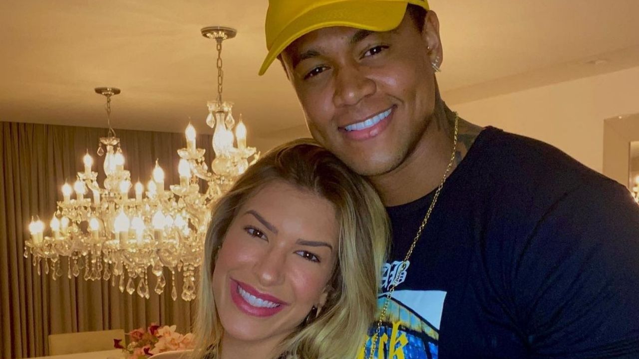 À espera do primeiro filho, Léo Santana e Lore Improta anunciam o nome do herdeiro: “Será muito amado”