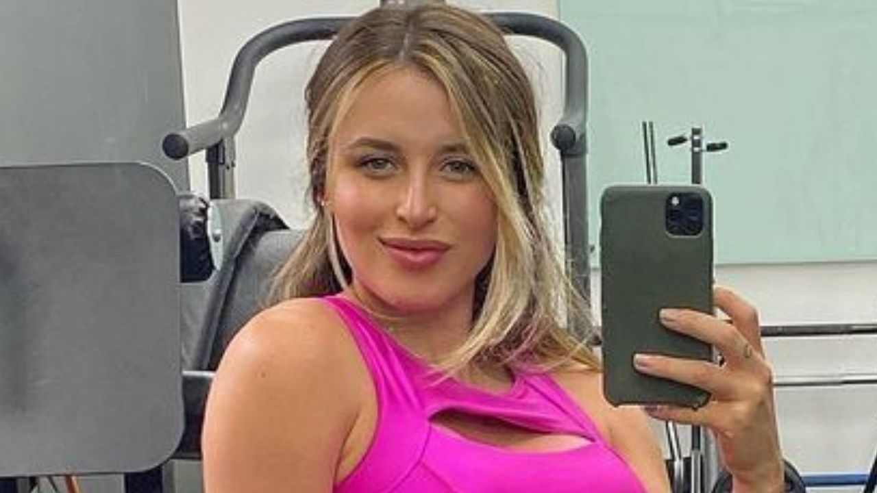 Na reta final da gravidez, esposa de Lucas Lucco exibe barrigão e lamenta demora do nascimento: “De qual vai ser?”