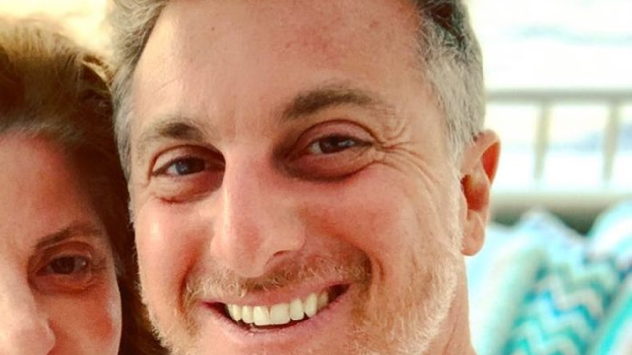 Luciano Huck surge em clique raro ao lado da mãe e semelhança choca fãs: ”Idênticos”