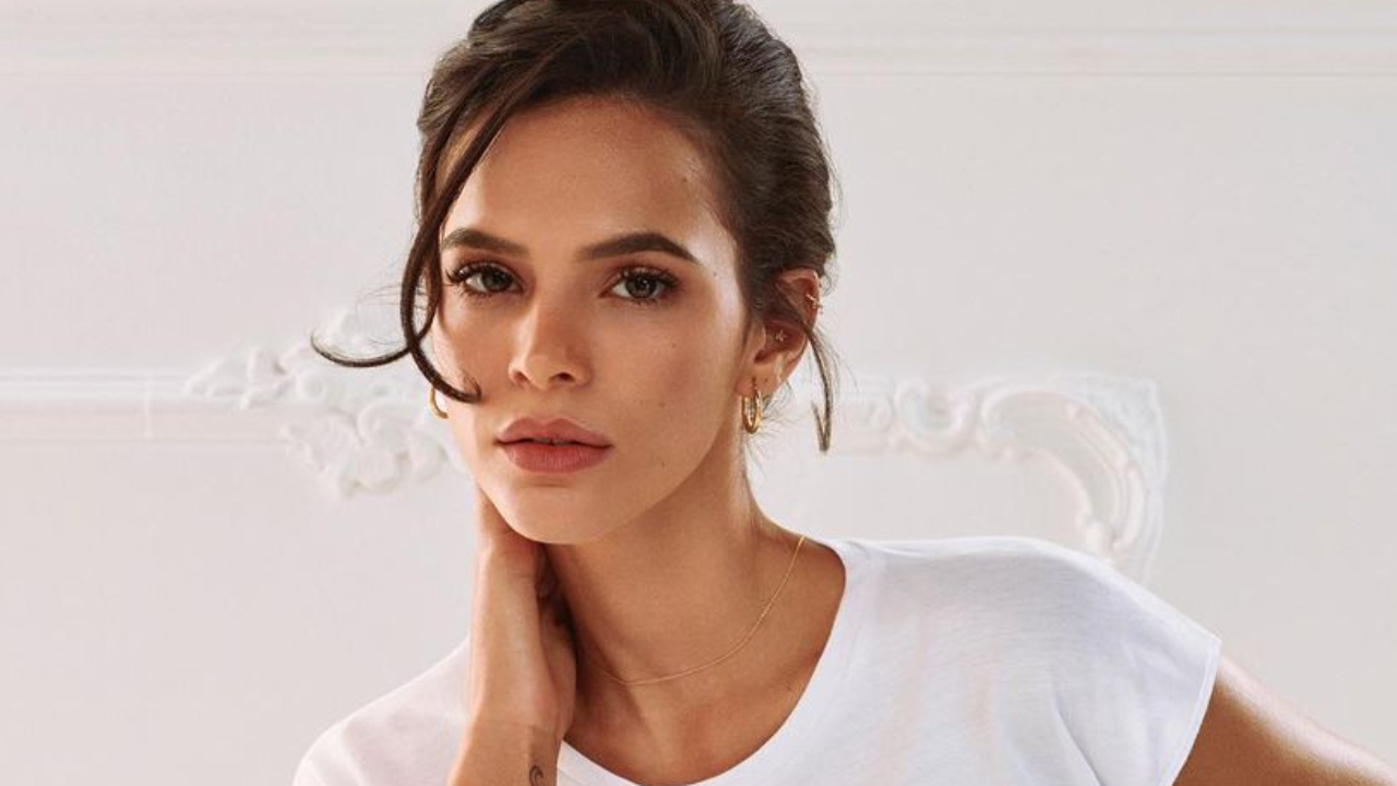 Irmã de Bruna Marquezine manda indireta na web e não esconde revolta: ”Tomem conta das suas vidas”
