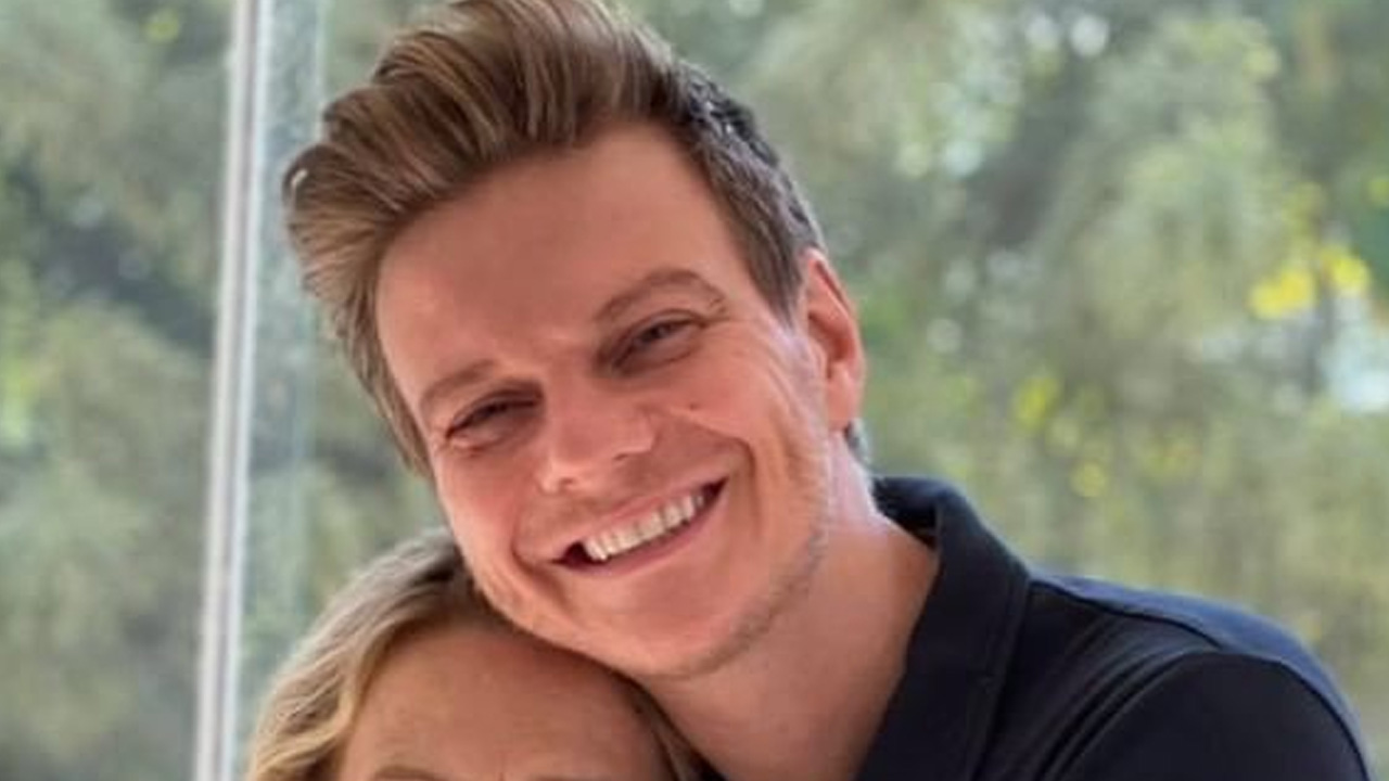 Michel Teló surge em clique raríssimo com a mãe e se derrete em homenagem: “Incansáveis orações”