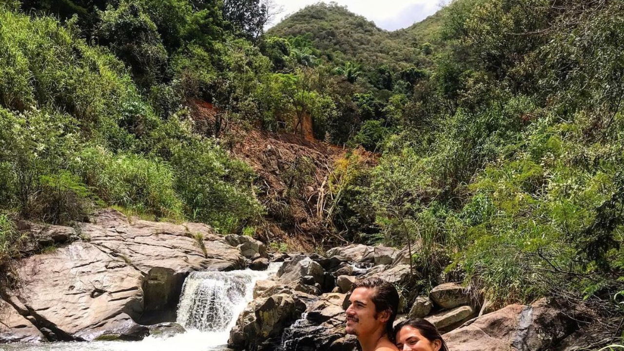 Em clima de romance, Nicolas Prattes curte dia de cachoeira ao lado de Bruna Blaschek