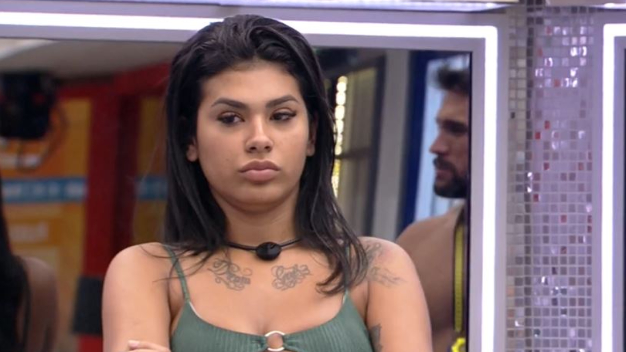 BBB21: Cabisbaixa, Pocah não esconde desânimo na casa após eliminações: ”Estou pra baixo”