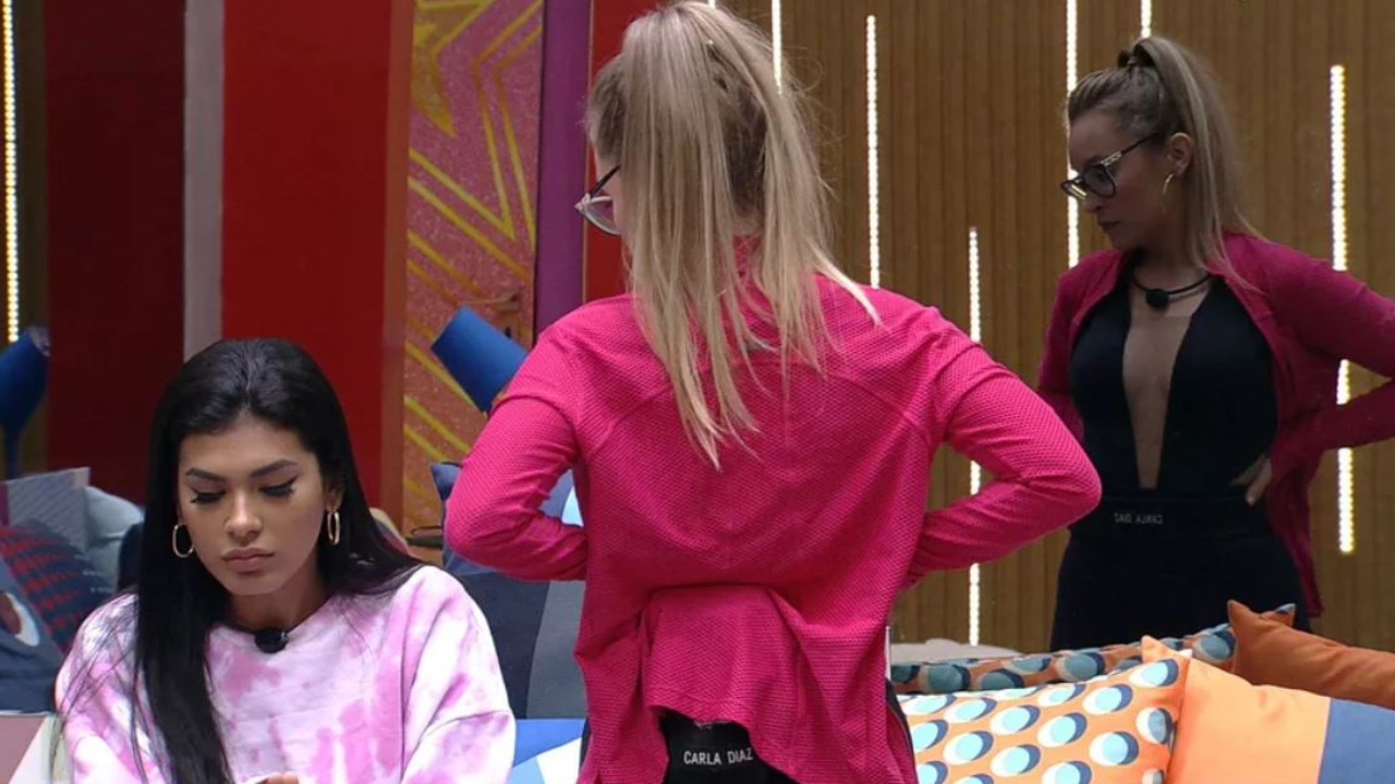 BBB21: Pocah dá pitaco em relacionamento de Carla Diaz com brother e alfineta: ”Pense mais em você”