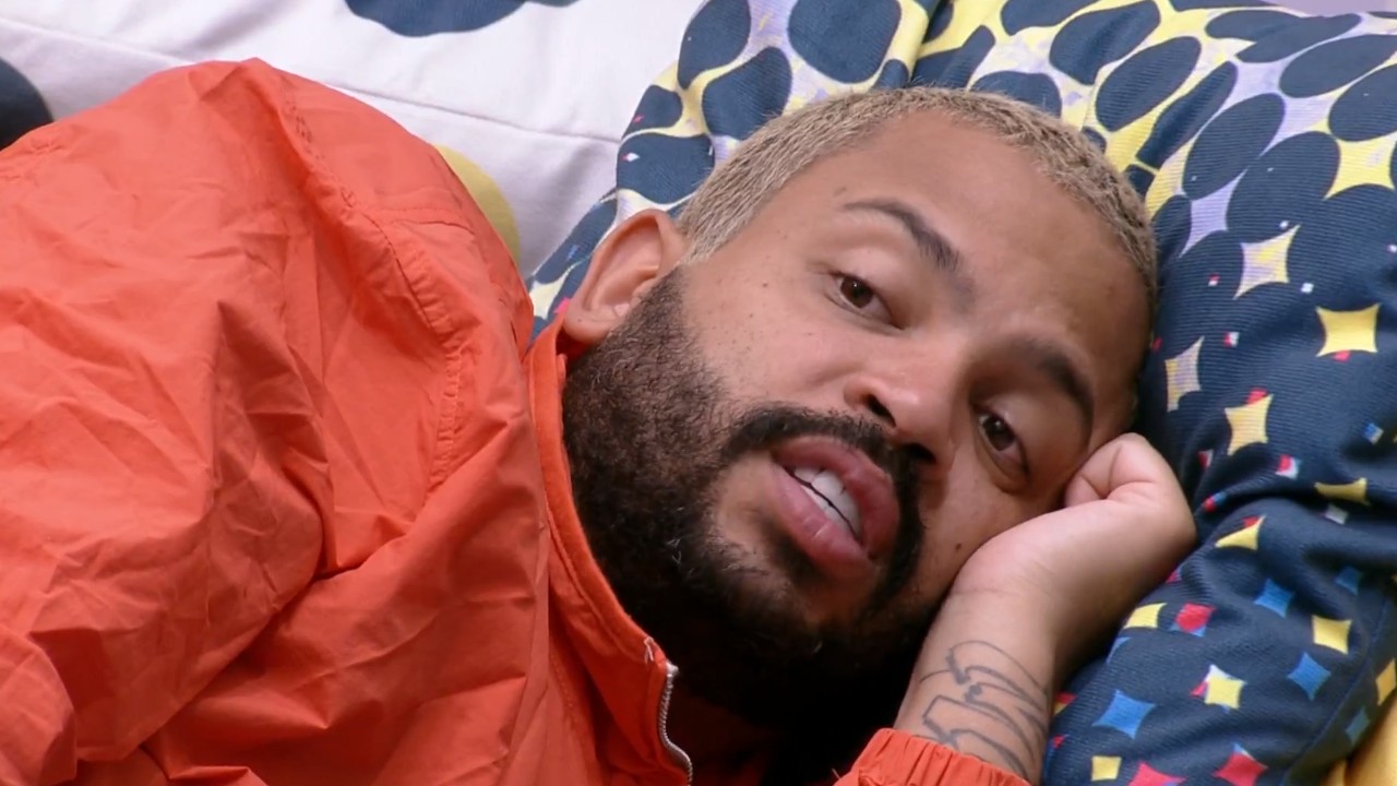 BBB21: Claramente incomodado, Projota não esconde insatisfação em sua relação com Sarah: “O que mais precisa?”