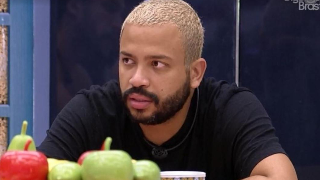 BBB21: Já virou costume! Projota surta novamente na cozinha e reclama de frutas: “Não pode comer”