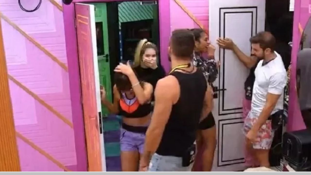 BBB21: Produção interrompe rodinha da fofoca dentro da despensa e manda tomo mundo sair: “Liberem”