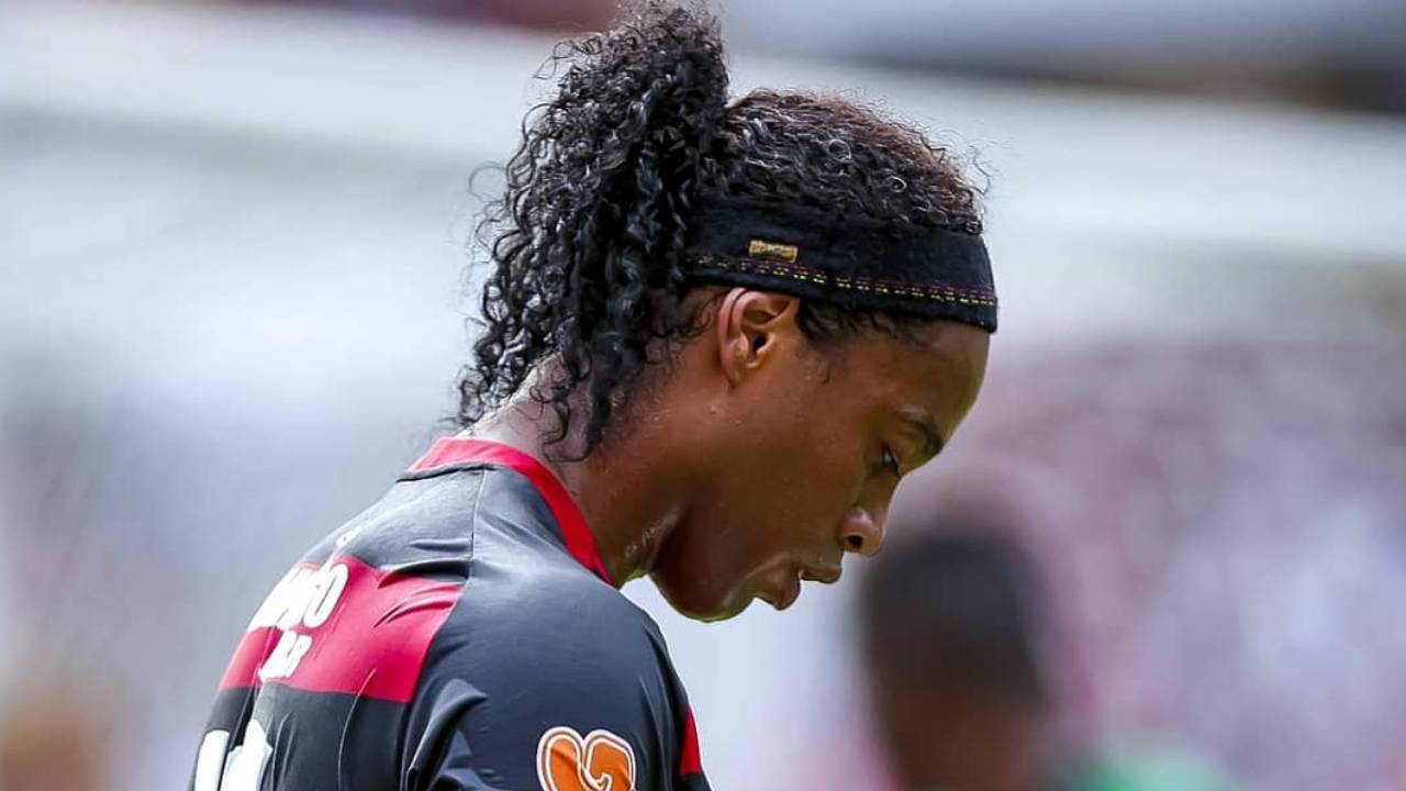 Após morte da mãe, Ronaldinho Gaúcho preocupa amigos por excesso de bebidas, diz jornal