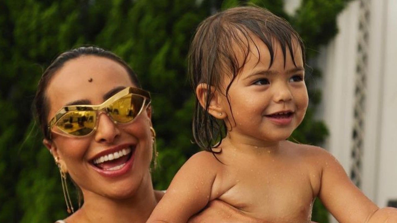 Pura fofura! Sabrina Sato mostra imagens de Zoe escovando os dentes e web morre de amores: “Não dá”