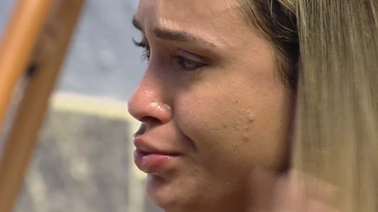 BBB21: Após ter afastado brothers, Sarah sente o peso da solidão e chora: “Hoje não tenho um terceiro lugar”