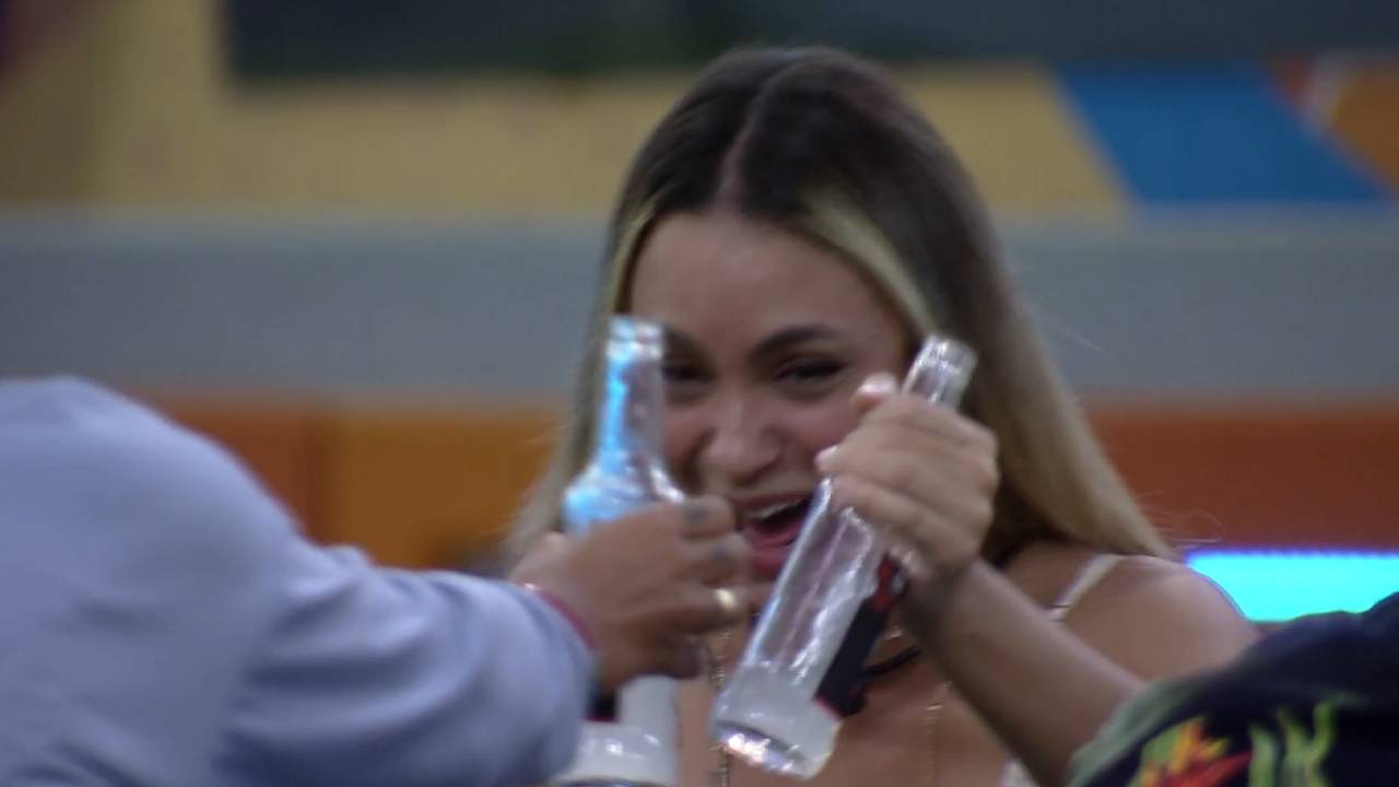 BBB21: Amigas? Após Jogo da Discórdia, Sarah e Pocah brindam à trégua na guerra: “Não te dei plaquinha”