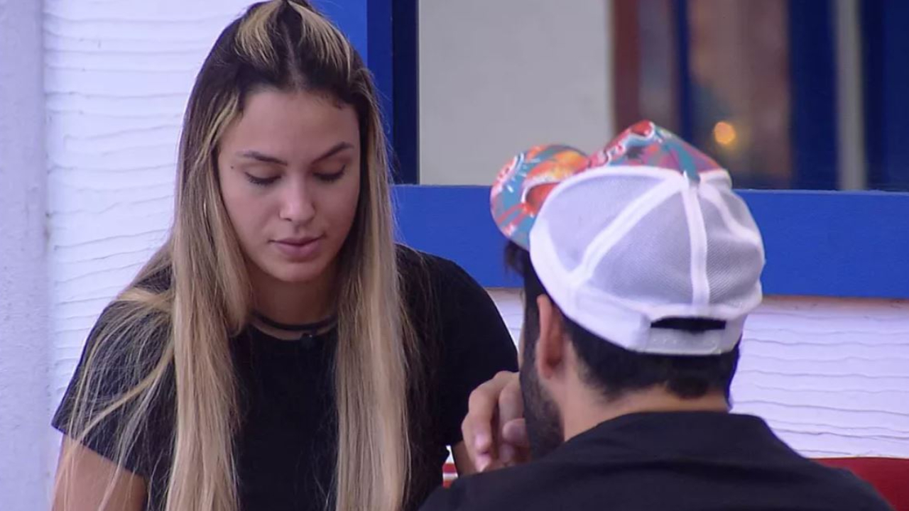 BBB21: Sarah explica para Rodolffo decisão do líder, defende Gilberto e dá conselho: ”Converse com todo mundo”