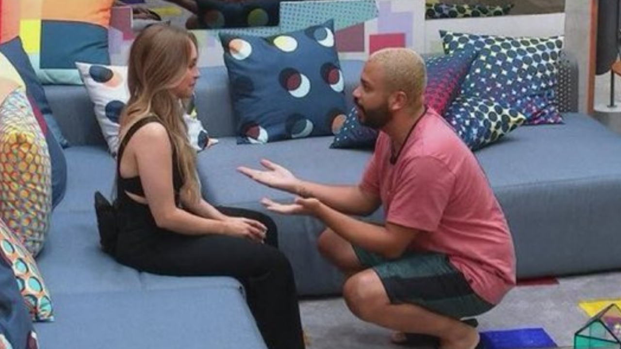 BBB21: Muito abalado, Projota se assusta, ajoelha aos pés de Carla Diaz e confessa: “Eu sei o que eu disse”