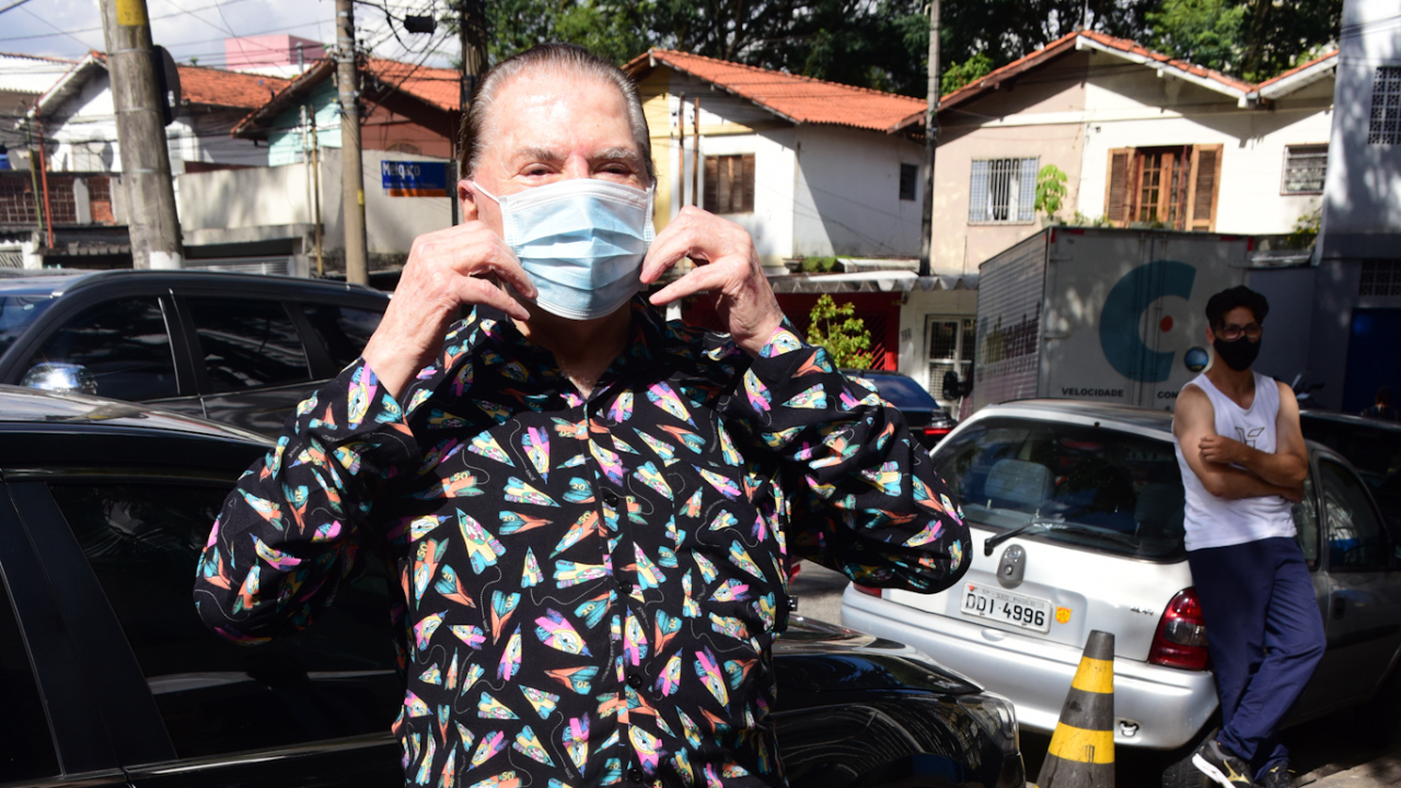 Silvio Santos recebe segunda dose da vacina contra Covid-19 em São Paulo