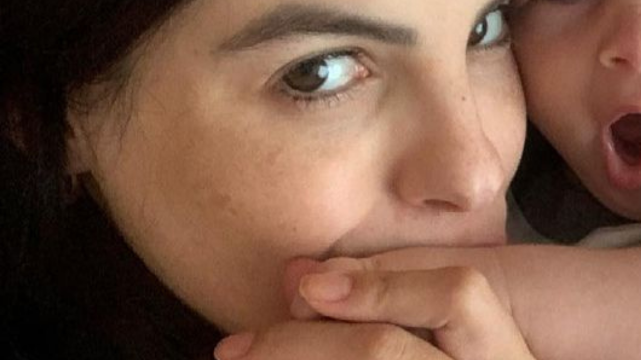 Sthefany Brito posa com o filho nos braços em clique raro e semelhança impressiona: “É a sua cara”
