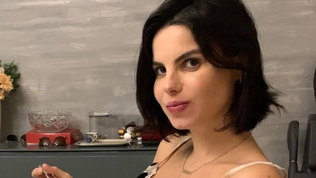 Sthefany Brito resgata clique da gravidez e choca a web com barrigão enorme: “Estava prestes a explodir”