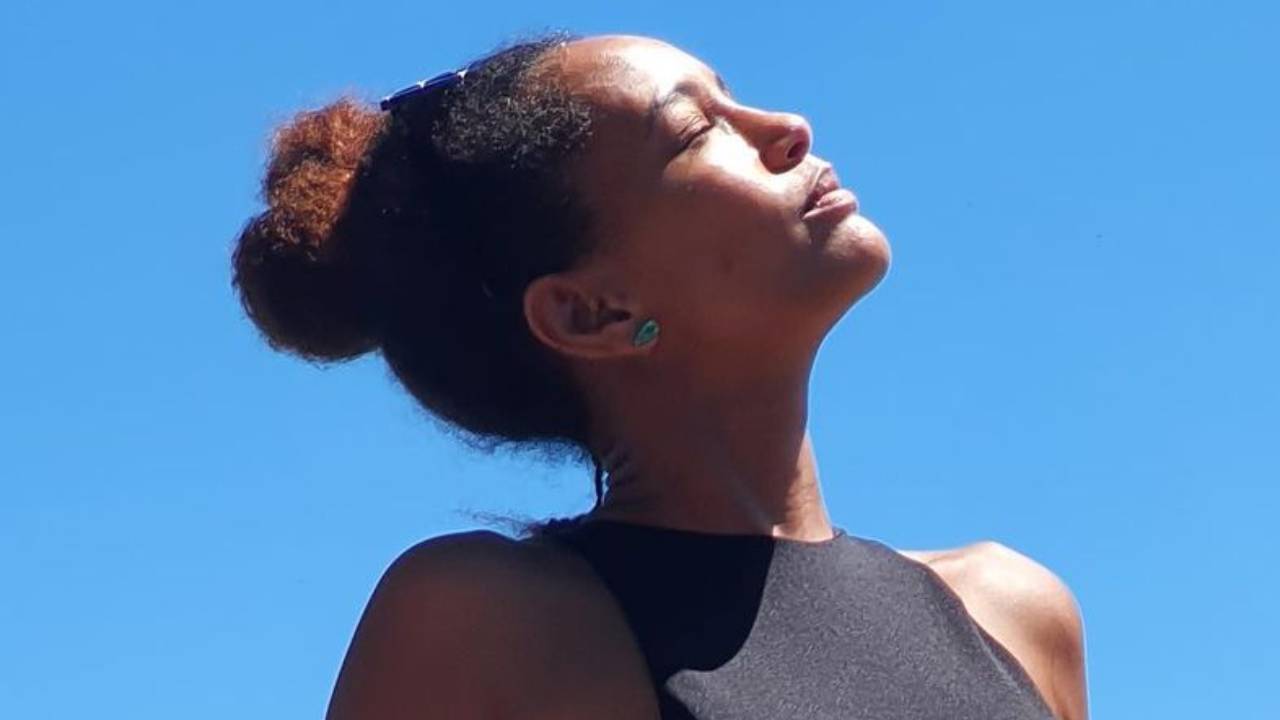 Só de maiô cavado, Taís Araujo empina o bumbum para Lázaro Ramos e ostenta corpão: “Joga quem tem”