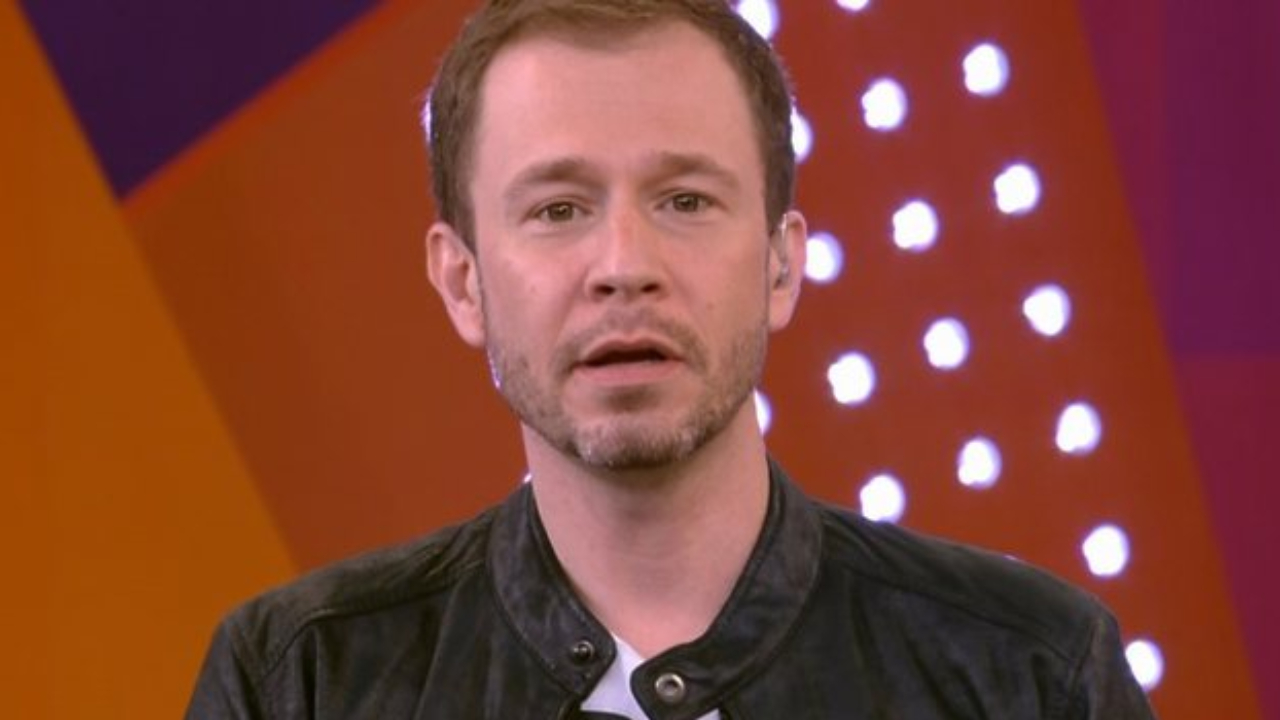 BBB21: Internauta faz apelo a Tiago Leifert para que brothers tomem mais banhos: “Deveria ter regra”