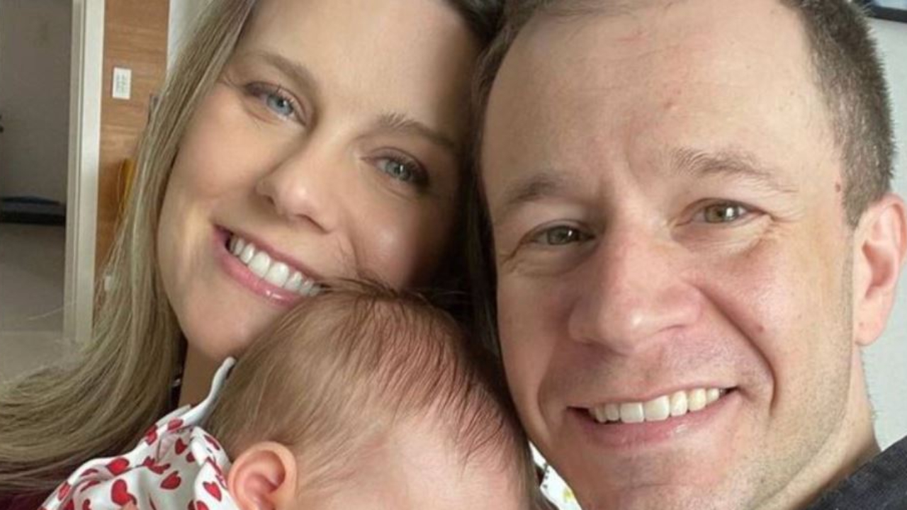 Mamãe de primeira viagem, esposa de TIago Leifert surge em momento íntimo com a filha: ”Orgulho imenso”