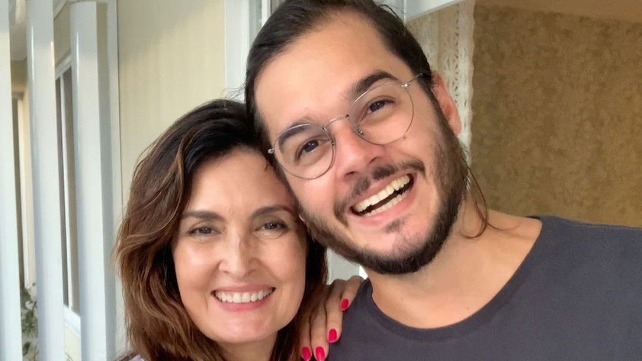 Aprovado? Namorado de Fátima Bernardes mostra raro clique sem barba e trava web: ”Que galã!”