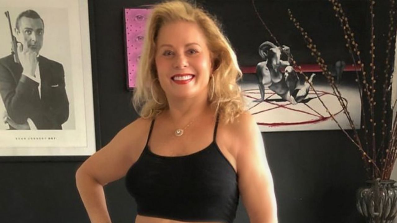 Aos 69 anos, Vera Fischer posa em sua mansão de top e exibe barriga trincada: “Corpo de mocinha”