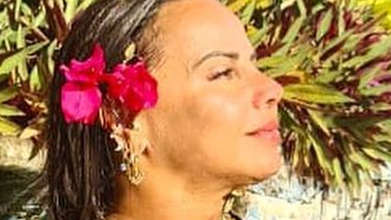 Aos 45 anos, Viviane Araujo dispensa parte de cima do biquíni e exibe corpo escultural: “Não fica velha”