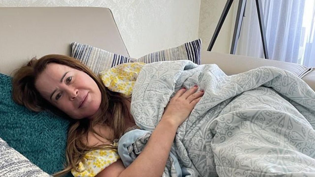 Após diagnóstico da Covid-19, Zilu Camargo pede orações aos fãs e desabafa: “Febre e muito cansaço”