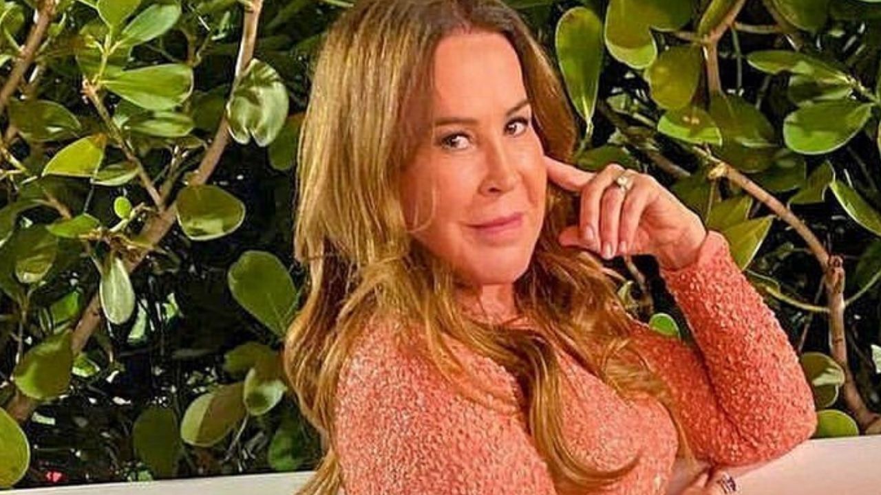 Aos 62 anos, Zilu Camargo posa com vestido justíssimo ao corpo o e exibe bumbum empinado: “Poderosa”