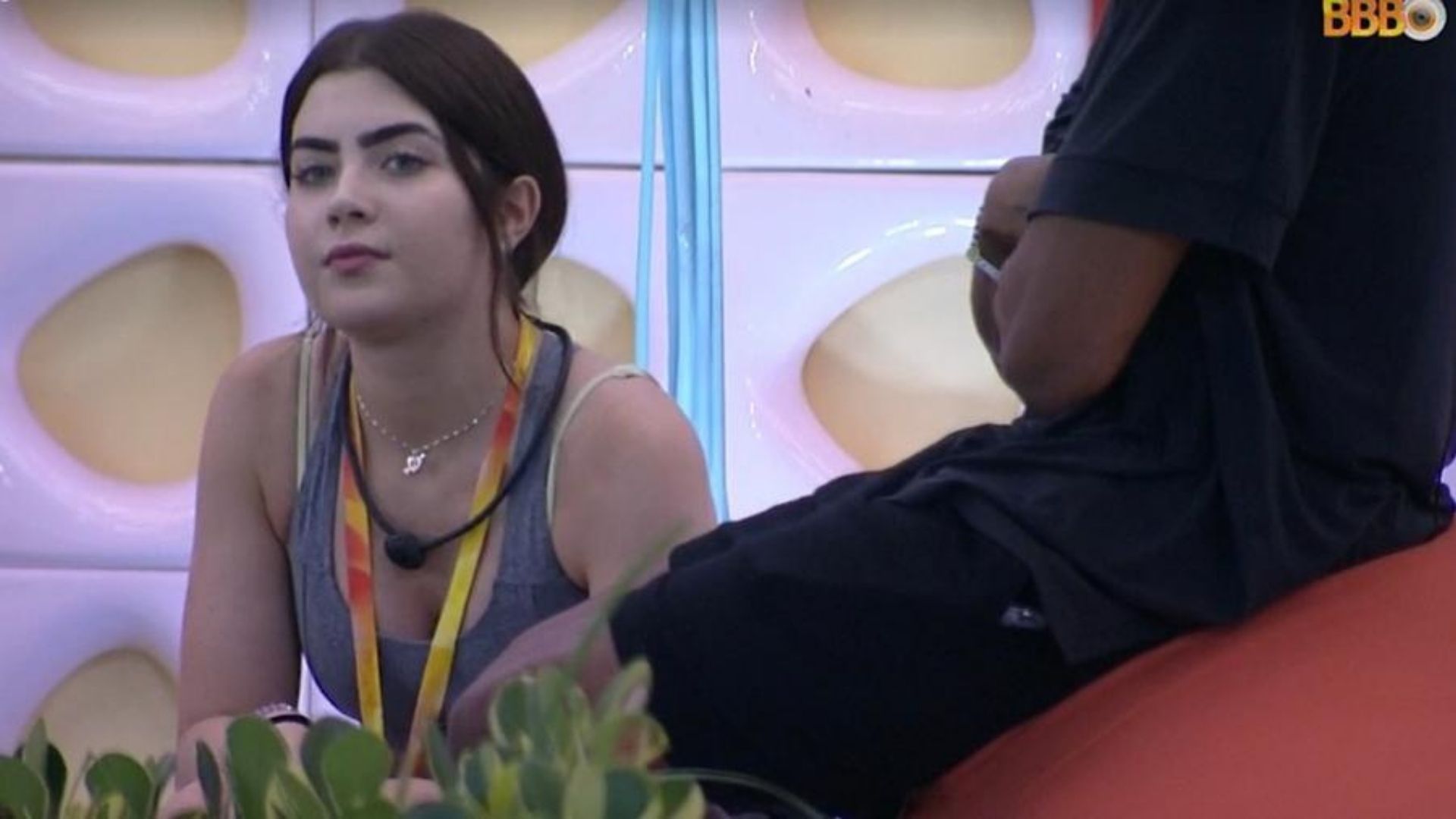 BBB 22: Após esquecer de tampar umbigo em festa, Jade Picon reclama: “Drenada”