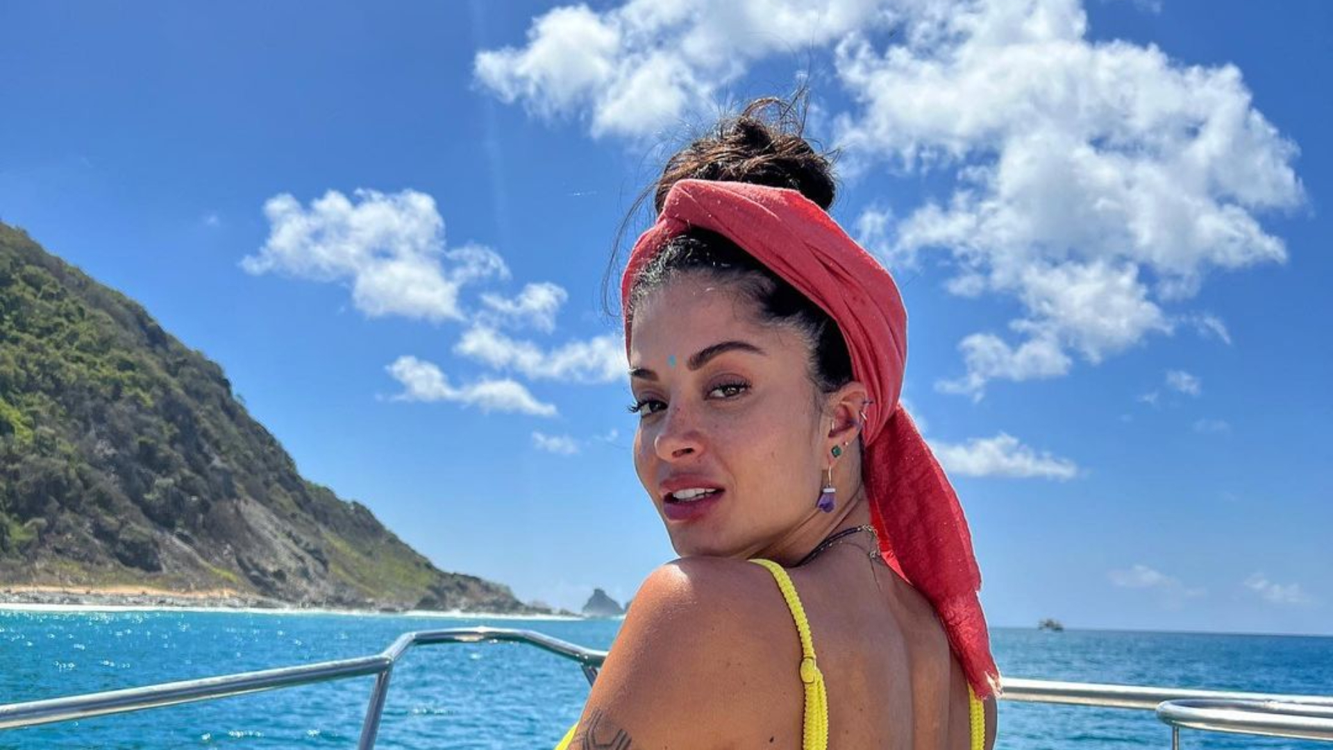 De biquíni mínimo, Aline Campos ostenta corpo trincado em passeio: “Perfeição”
