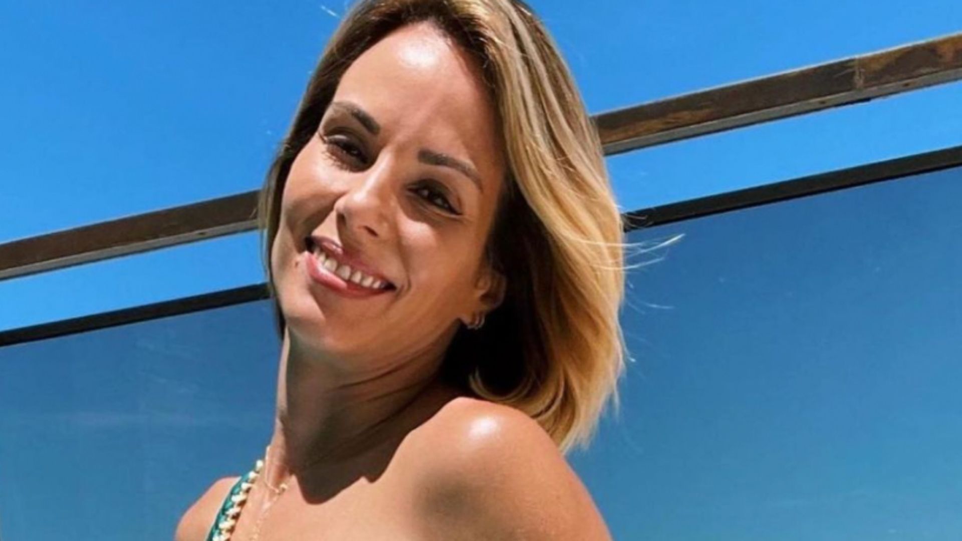 Ana Furtado posa de maiô sem alças e corpão surpreende: “Não envelhece”
