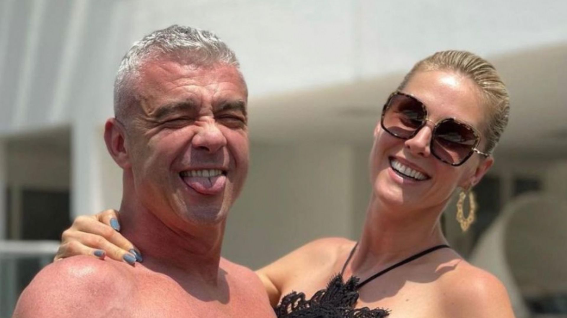Marido posa com Ana Hickmann de maiô e não se controla: “Pra causar inveja”