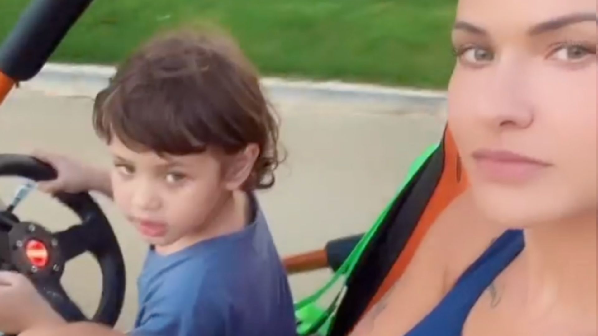 Filhos de Andressa Suita e Gusttavo Lima surgem pilotando veículos de R$ 23 mil