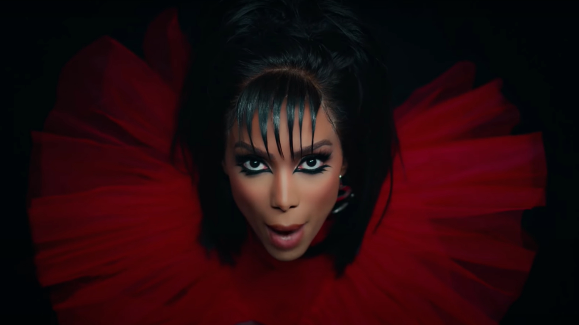 Anitta lança clipe ousado de “Boys Don’t Cry” e fãs vão à loucura: “Entregou tudo”