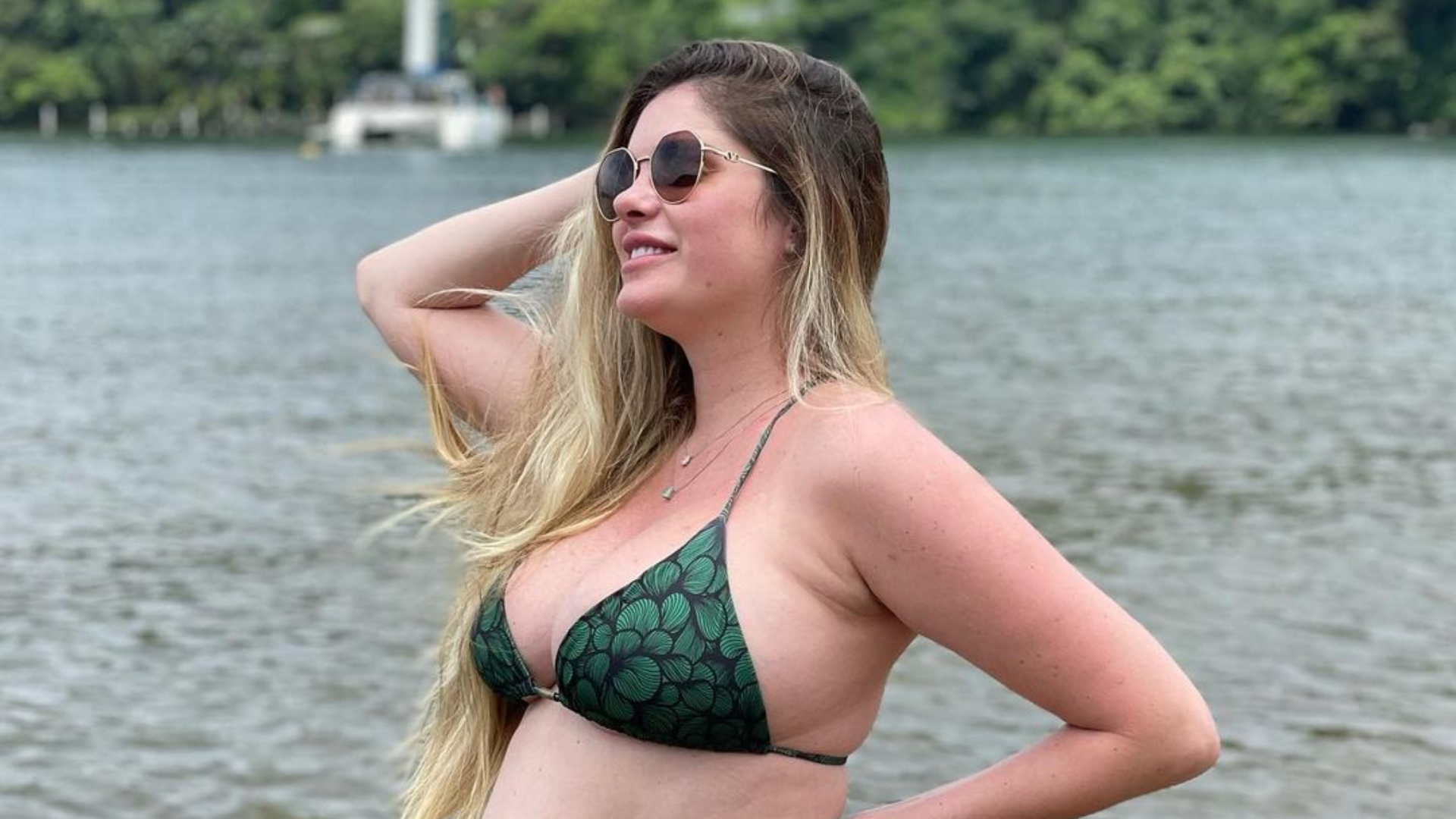 Bárbara Evans posa de biquíni e mostra gravidez real: “Celulite e dobrinhas”
