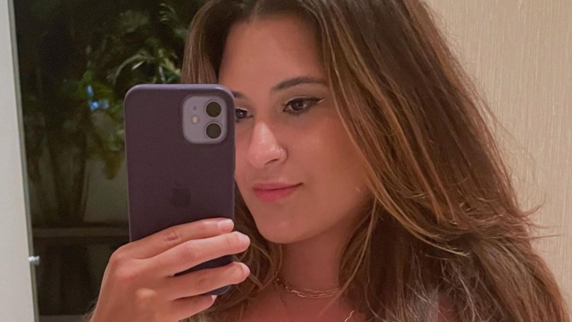 Sem sutiã, filha de Fátima Bernardes mostra look na frente do espelho: “Linda”