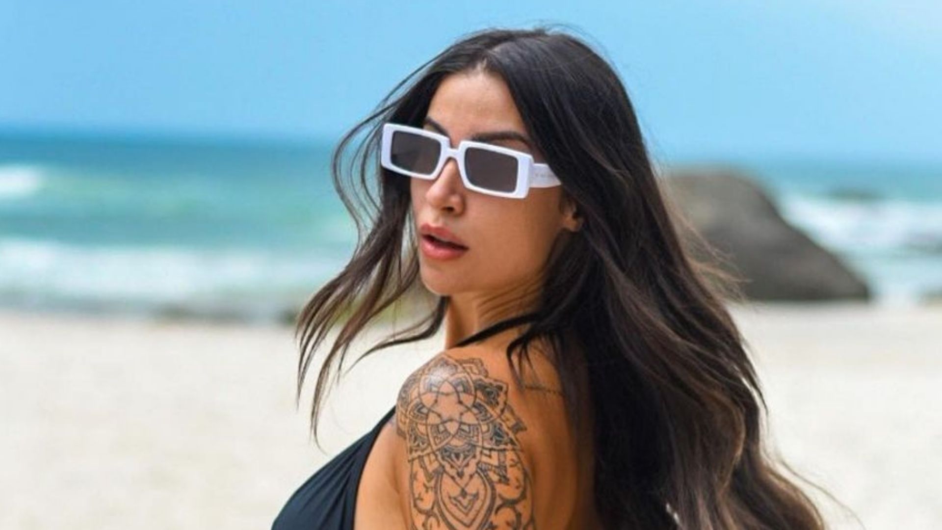 Ex-BBB Bianca Andrade posa de ladinho e bumbum avantajado engole biquíni: “Abundância”