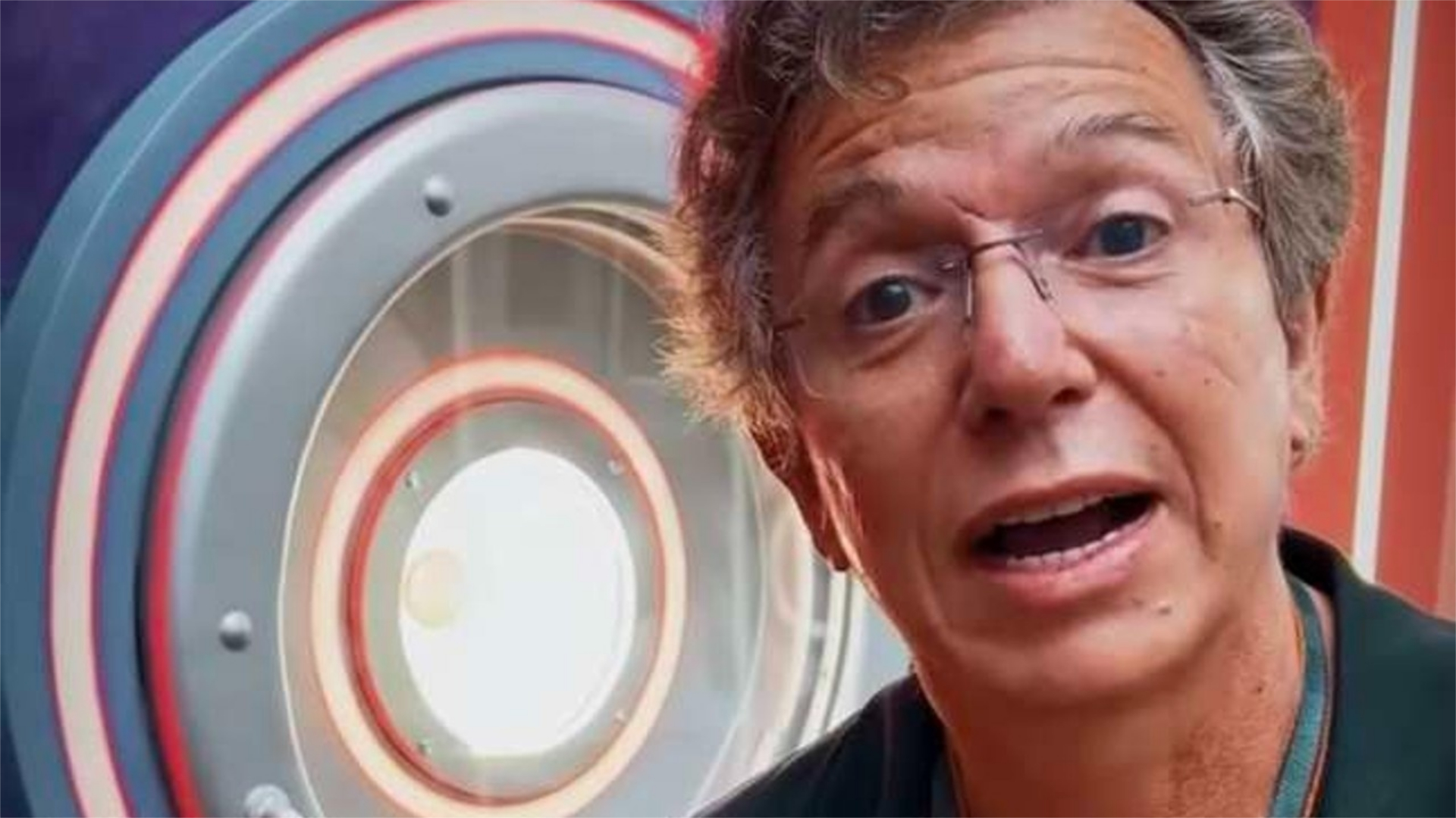 BBB22: Boninho explica porque botão da desistência não funciona de madrugada