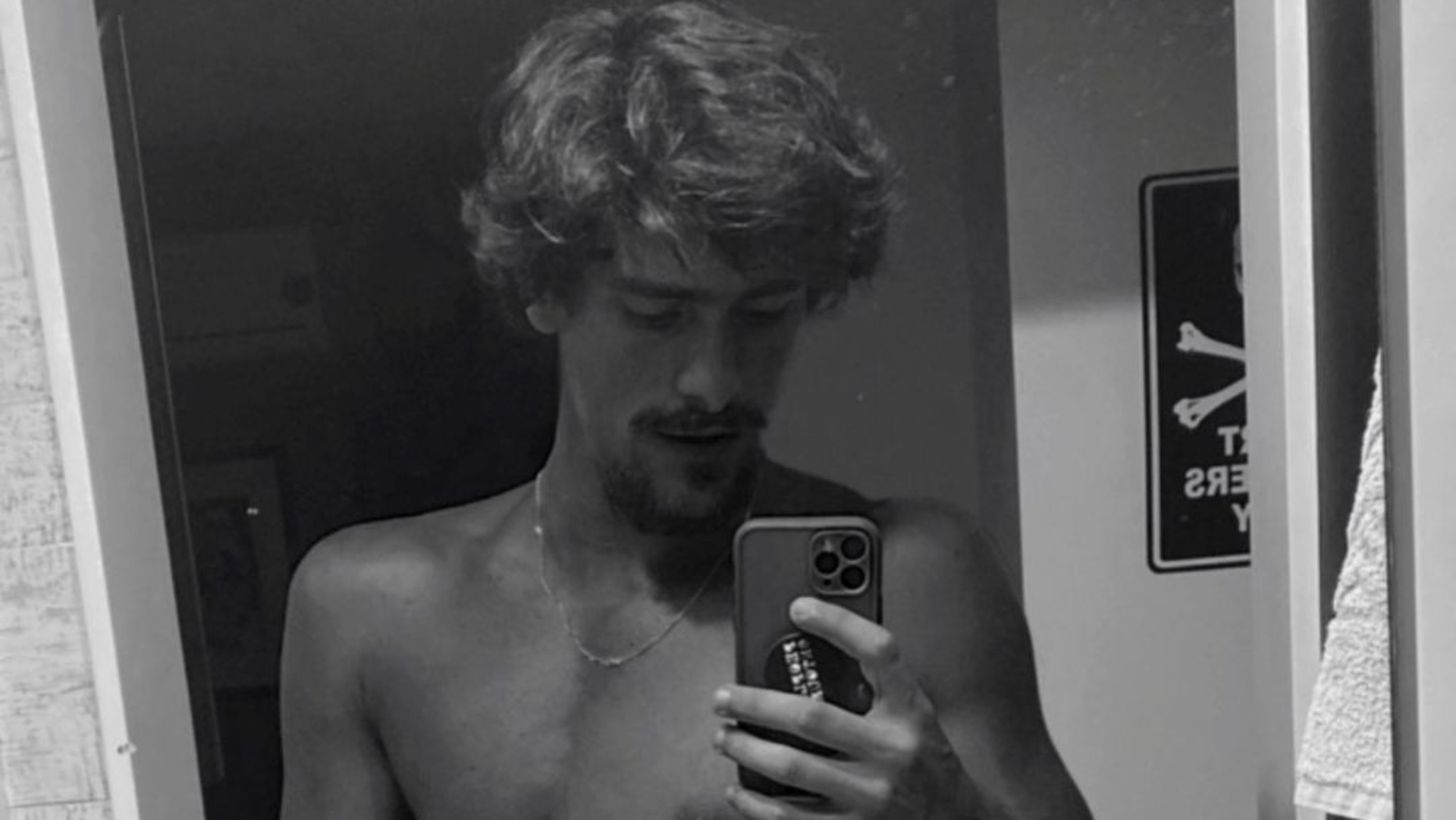 Sem cueca, ex gato de Sasha Meneghel abaixa short e quase mostra demais: “Gente”
