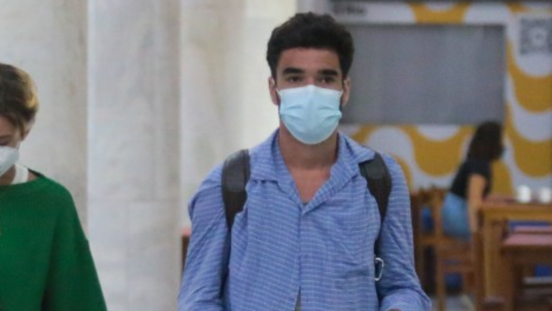 Caio Blat e Luisa Arraes fazem rara aparição juntos em aeroporto no Rio